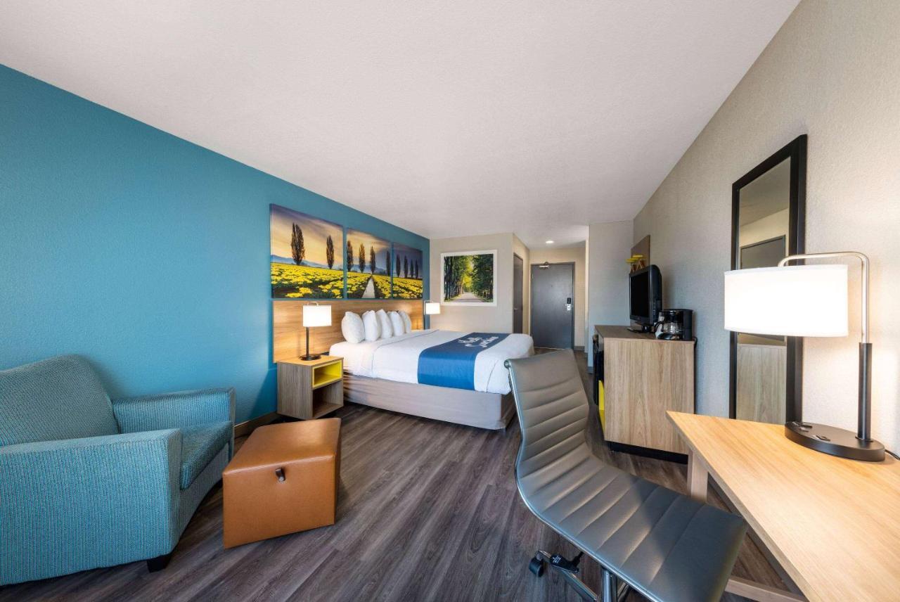 Days Inn By Wyndham Латроп Екстериор снимка