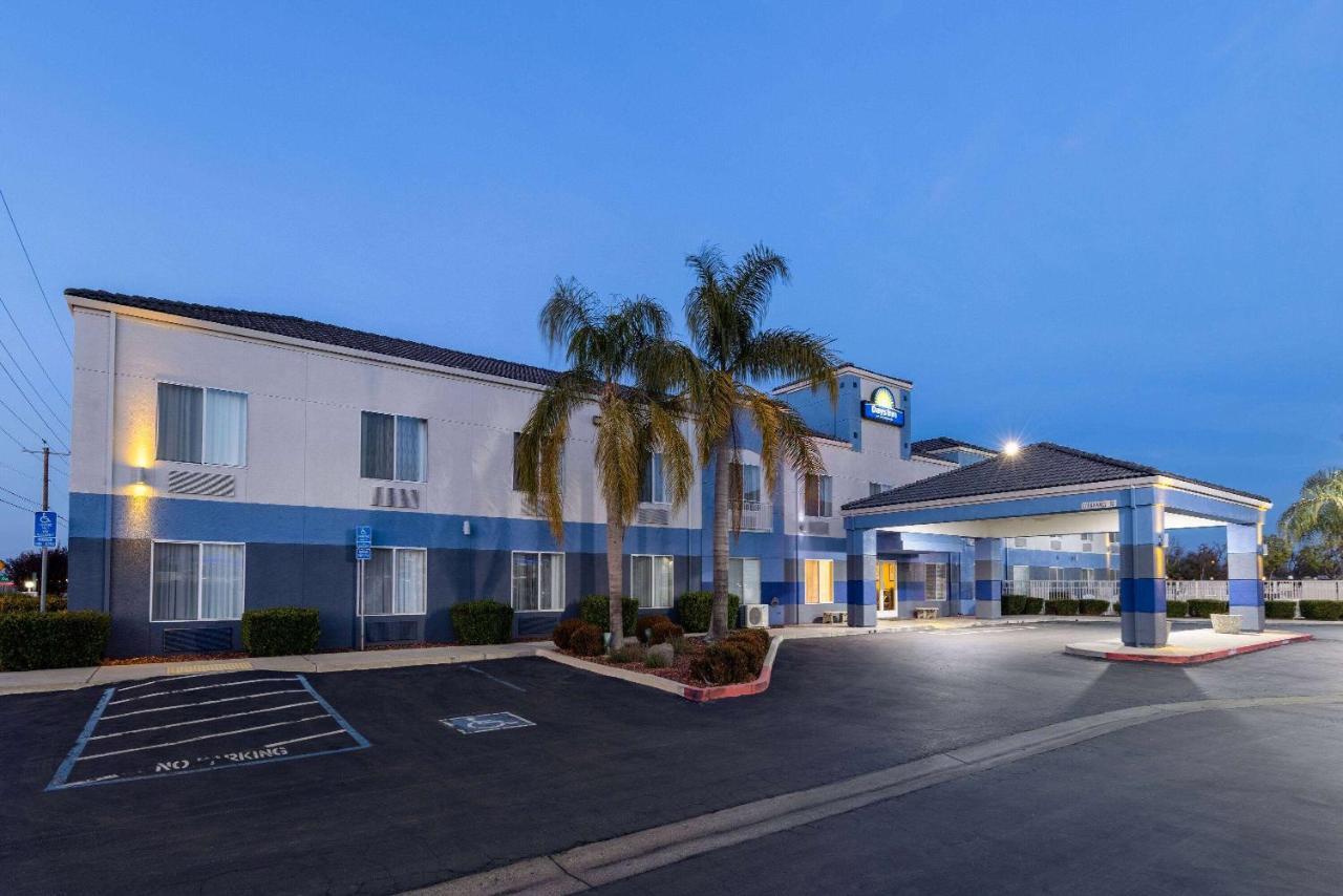 Days Inn By Wyndham Латроп Екстериор снимка