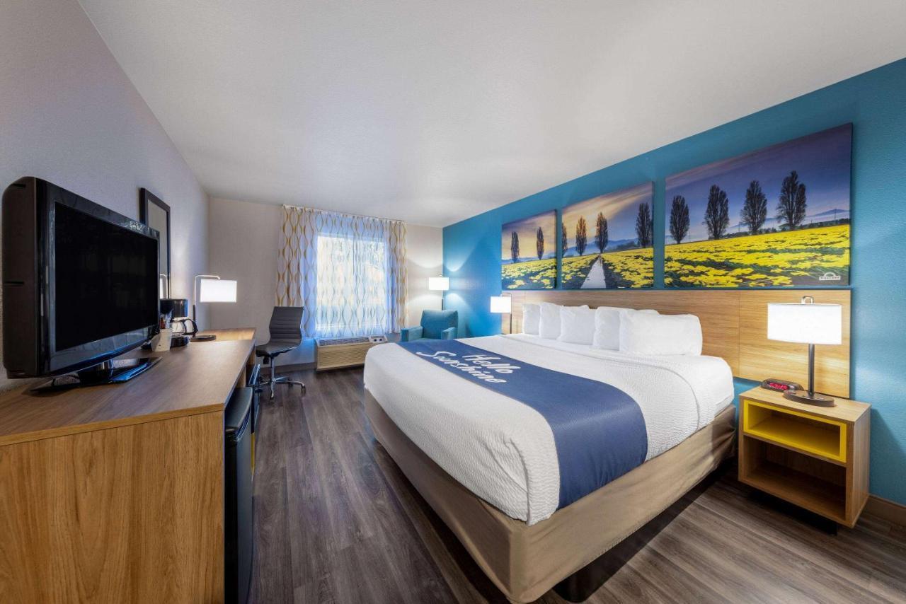 Days Inn By Wyndham Латроп Екстериор снимка