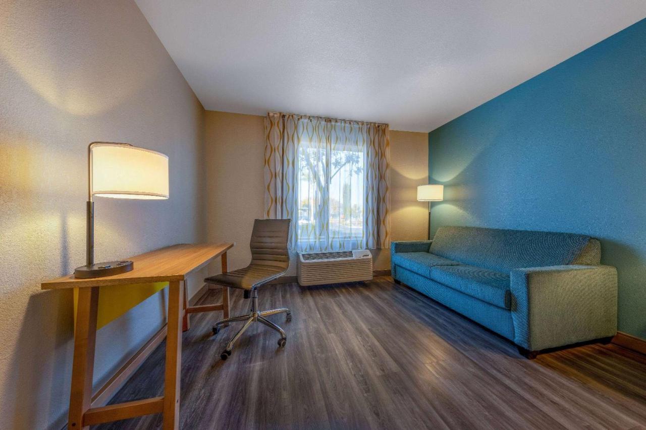 Days Inn By Wyndham Латроп Екстериор снимка